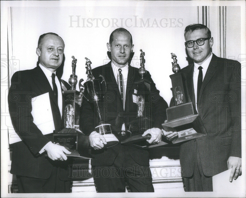 1960 Press Photo Ralph Walters of Sun Times Trophy for Color, Jack Harthornes - Historic Images