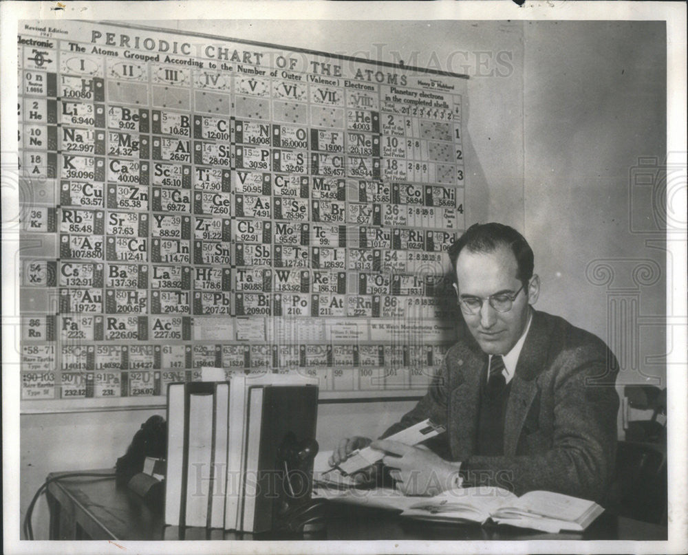 1948 Press Photo DR. ROBERT MAURER HEAD OFFICE NAVAL RESEARCH PHYSICS BRANCH - Historic Images