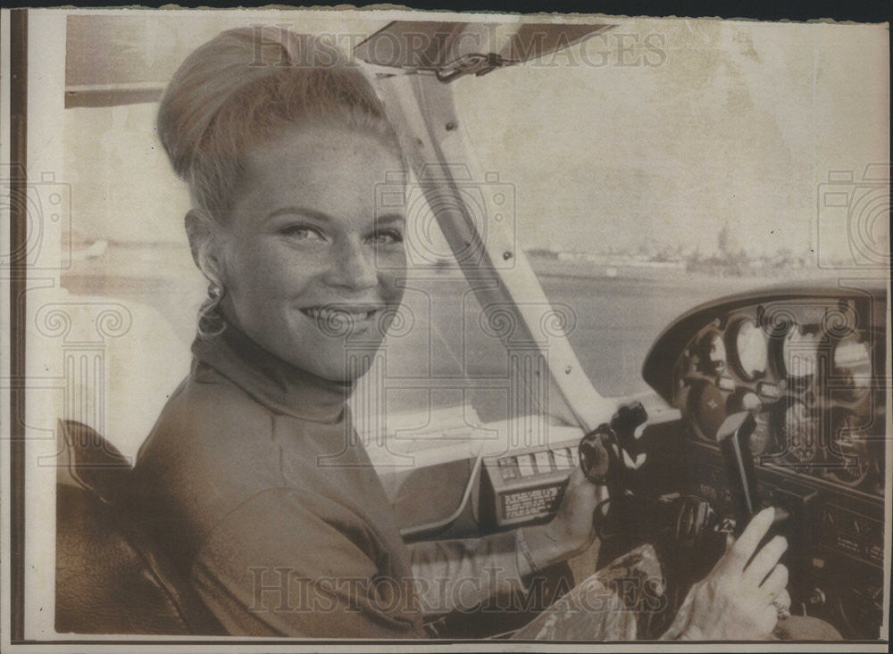 1970 Press Photo Deborah May Indian Miss America Pilot Sits Cock Pit - Historic Images