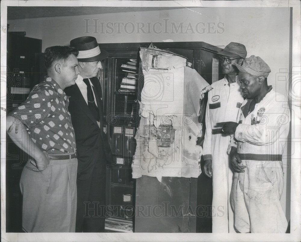 1954 Press Photo George May,Lt Tom Casey,Sam morris,Harv Rogers at crime scene - Historic Images