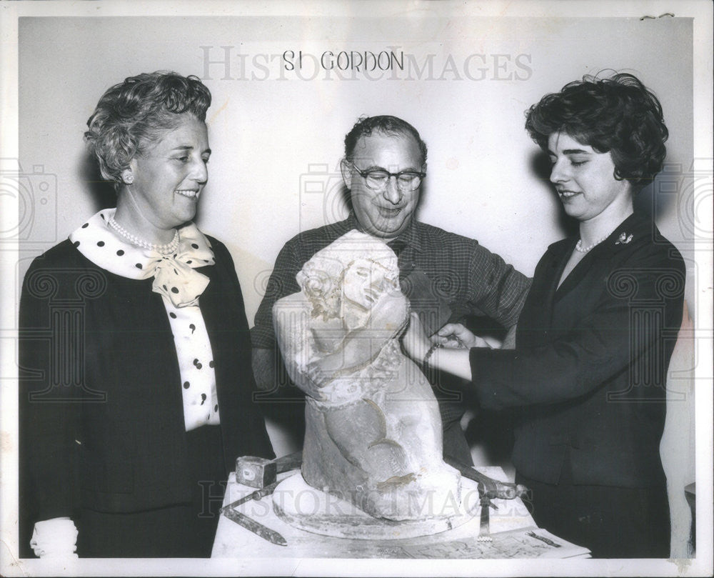 1961 Press Photo SUSAN MAYER SI GORDON SCULPTING ART INSTITUTE MAY FESTIVAL - Historic Images