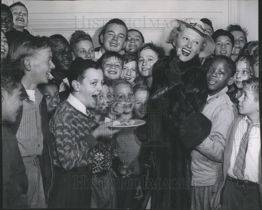 1941 Press Photo Ilona Massey film stage radio performer with Sun Times Newsboy - Historic Images