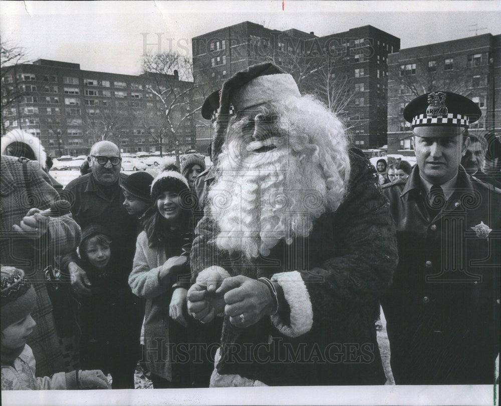 1970 Press Photo Santa Claus in handcuffs  eith cop Landos Matheson - Historic Images