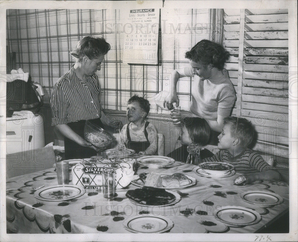 1949 Press Photo Roberta Lee Mason Chicago Illinois Fire Accident Family - Historic Images