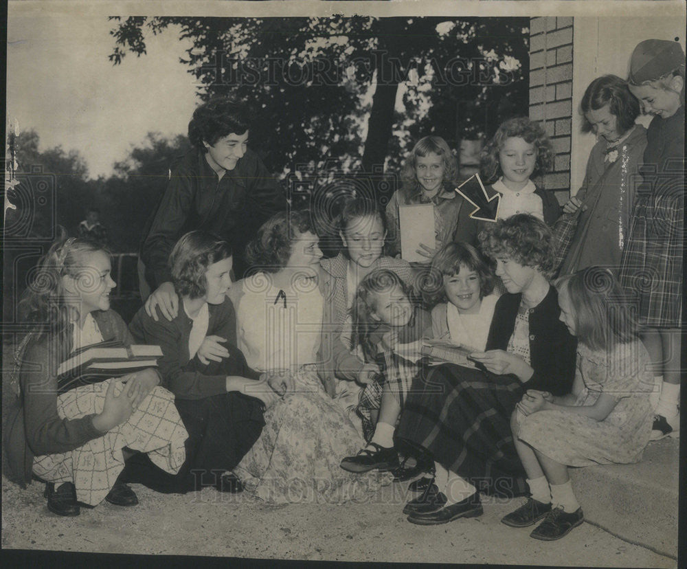 1949 Press Photo Roberta Lee Mason and classmates first day of school - Historic Images