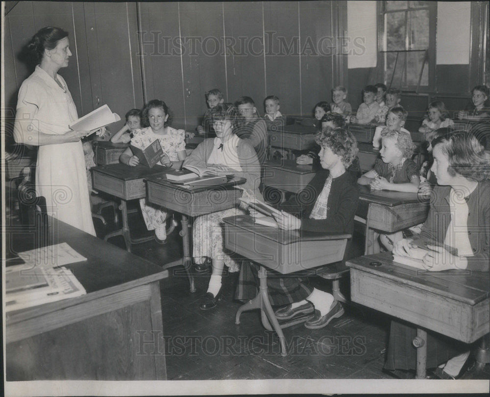 1949 Press Photo Henriette Klehm and class at School Dist 78 in Chicago Ill - Historic Images