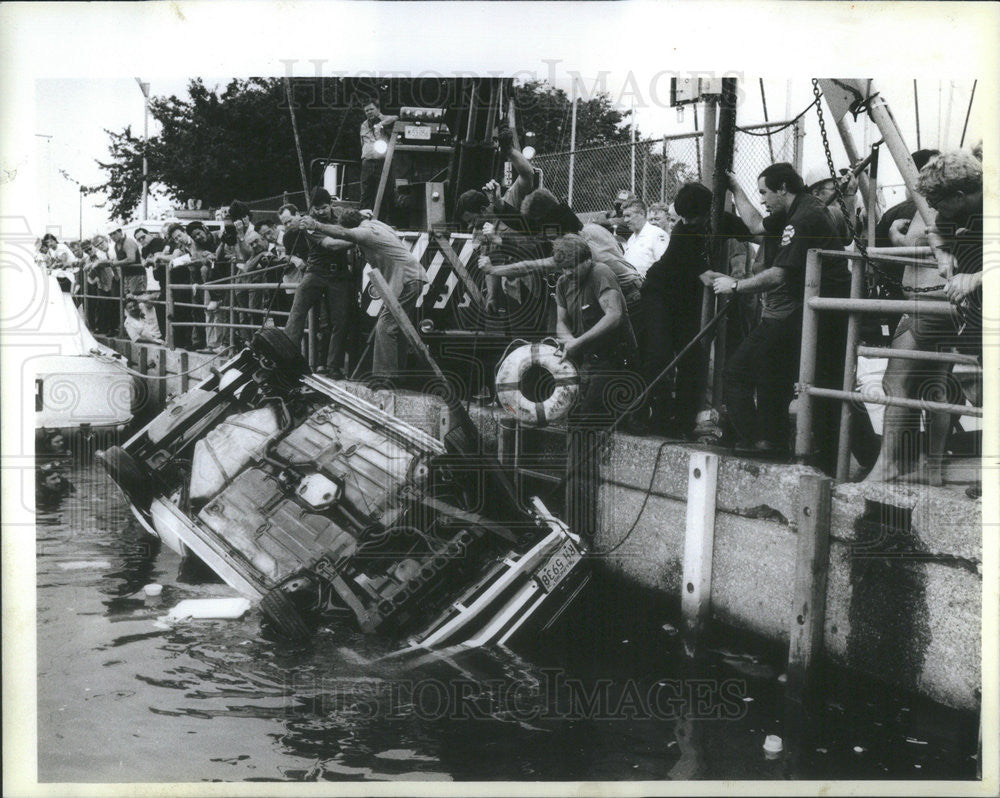 1985 Press Photo Anthont Ruffino fell water with car Monrtrose Harbor Chicago - Historic Images