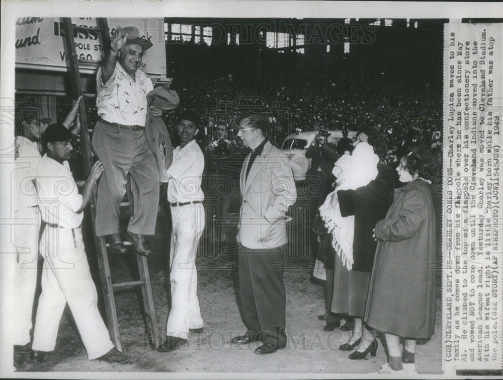 1949 Press Photo Charley Lupica Climbed Down Flagpole as Indians moved - Historic Images