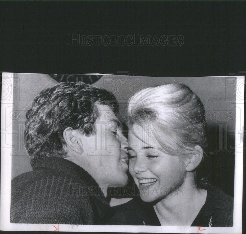 1963 Press Photo Actress Sue Lyon With Fiance, Actor Hampton Fancher III - Historic Images