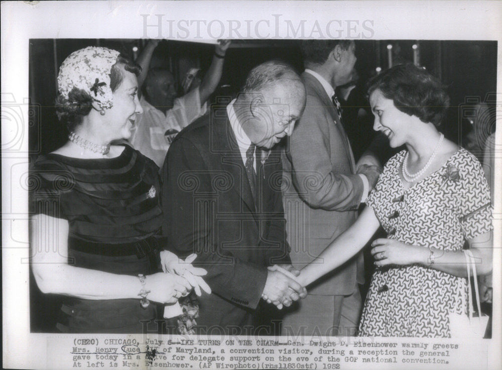 1952 Press Photo Chicago Republican Convention Visitor Mrs. Henry Luce III - Historic Images