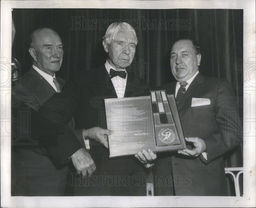 1957 Press Photo Carl Sandburg American writer Editor presents plaque Mayor - Historic Images