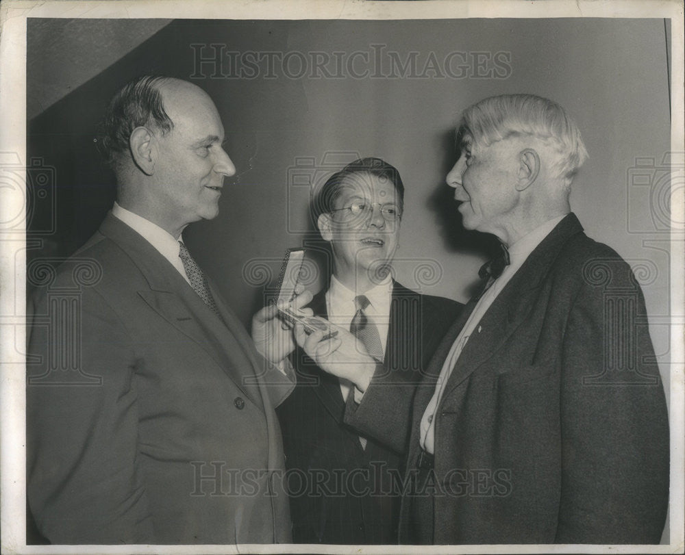 1949 Press Photo Carl Sandburg writer receive Swedish Pioneer Continental Medal - Historic Images