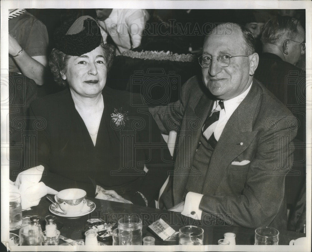 1940 Press Photo Benjamin Samuels Chicago Yellow Cab Company President Wife - Historic Images