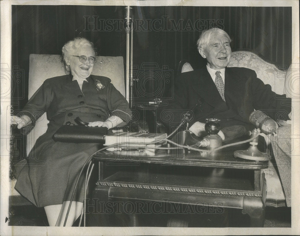 1953 Press Photo Mr and Mrs Carl Sandburg, Press Interview, Blackstone Hotel - Historic Images