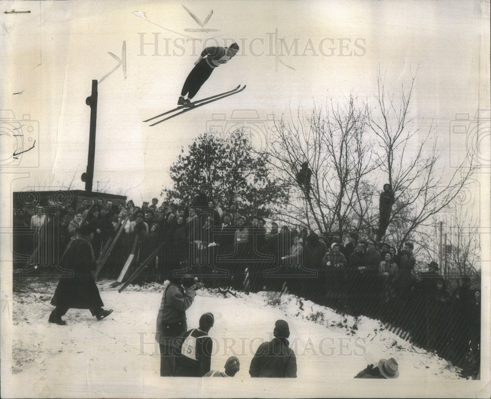 1958 Press Photo Anstein Samuelstuen Skiing Champion flies through air at ease. - Historic Images
