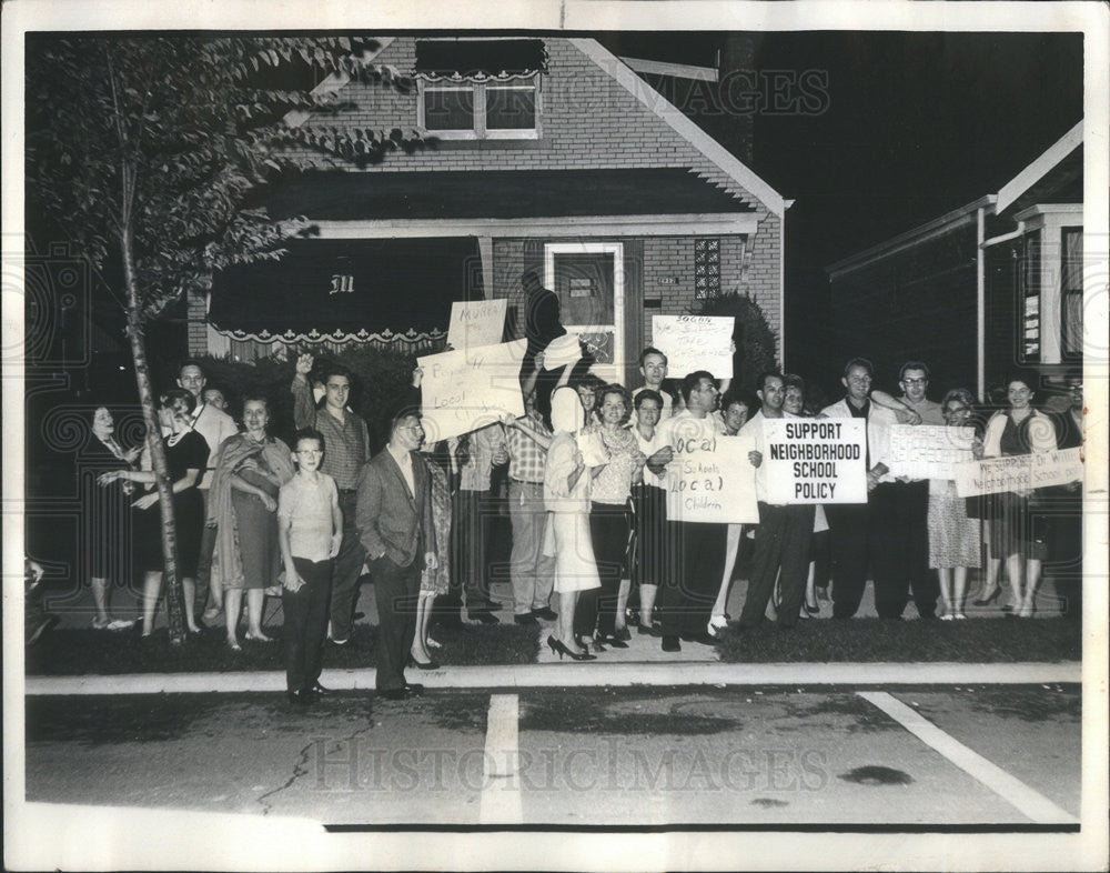 1963 Press Photo Protest Pickets Alderman James Murray Home Chicago - Historic Images