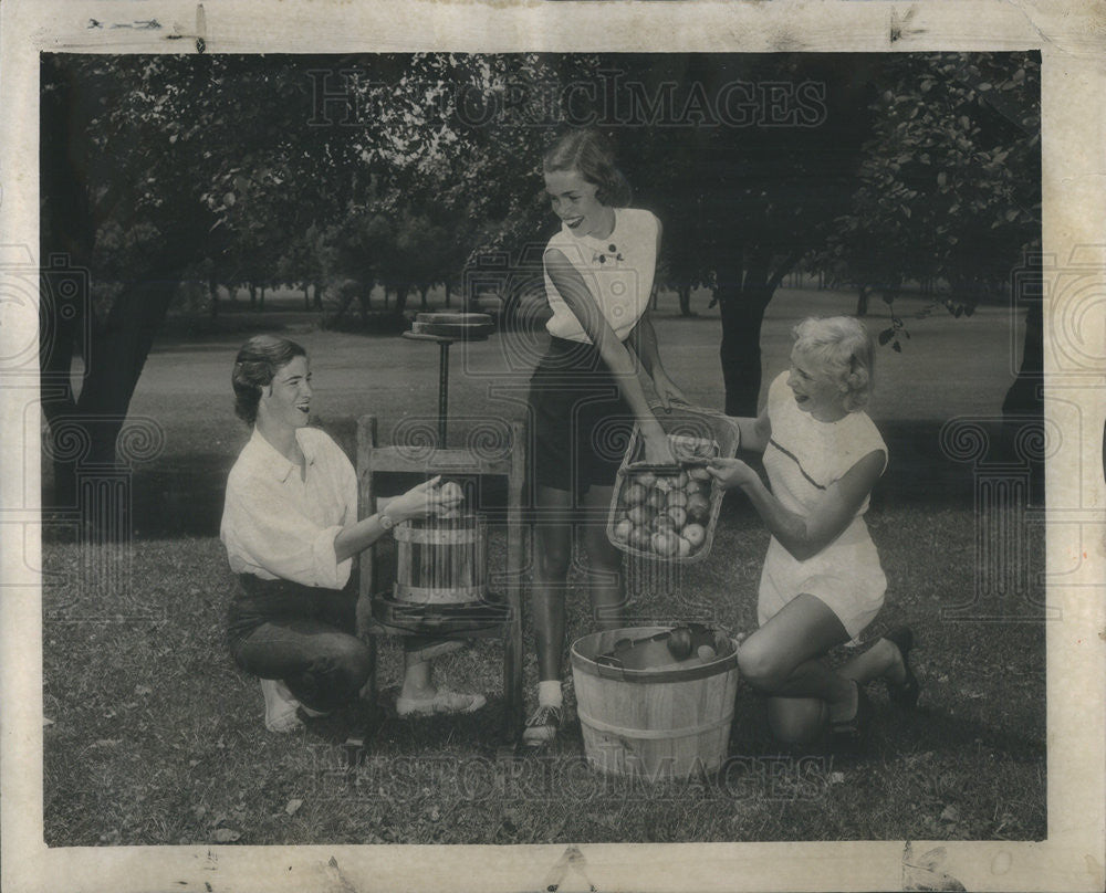 Undated Press Photo Cider Press Hays MacFarland Barrington Hills Country Club - Historic Images