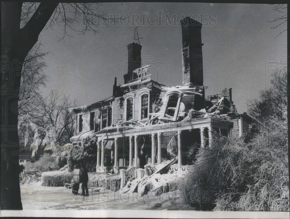 1975 Press Photo 110-year-old Mansion of Kimball Salisbury burns in Lake Forest. - Historic Images