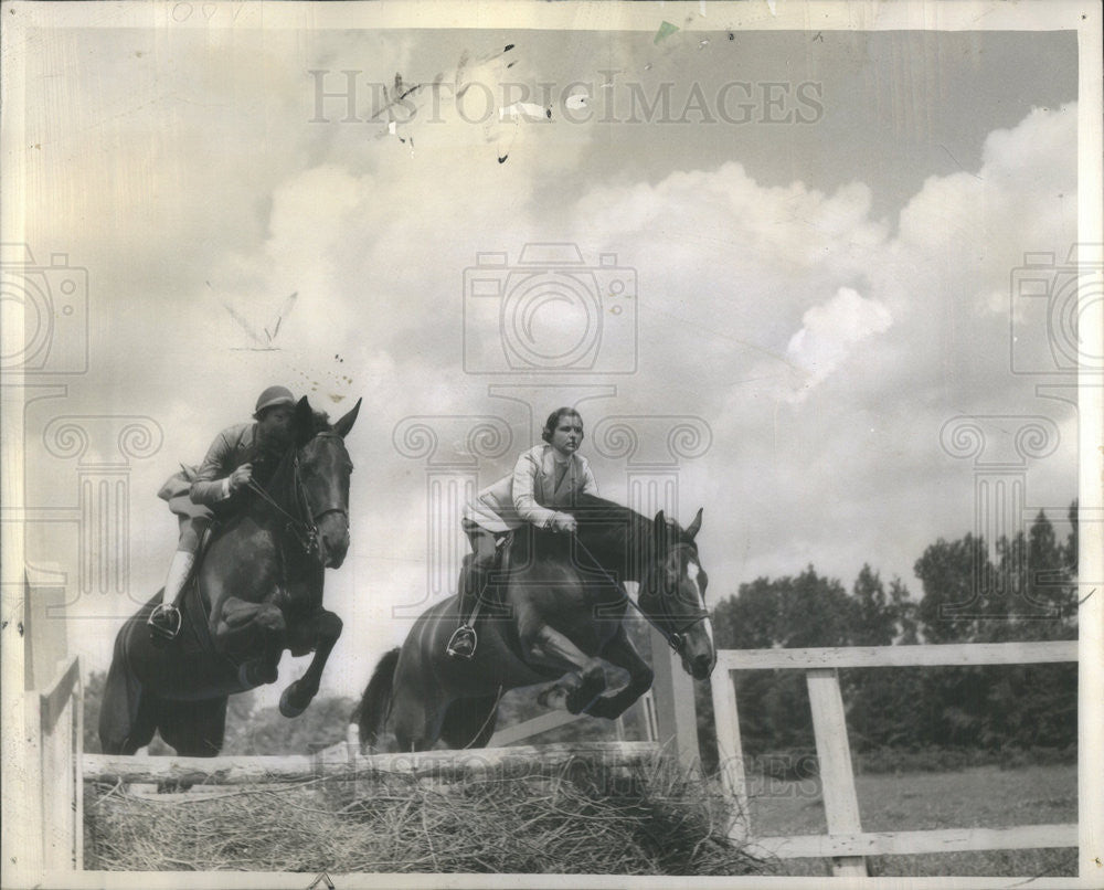 1939Press Photo Mrs.William McIlvaine&amp;Mrs.Kimball Salsibury ranking women riders - Historic Images