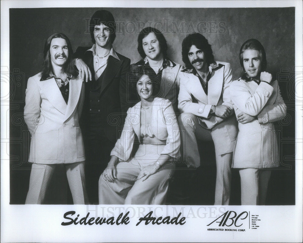 1975 Press Photo Sidewalk Arcade Musical Group Associated Booking Corp Publicity - Historic Images