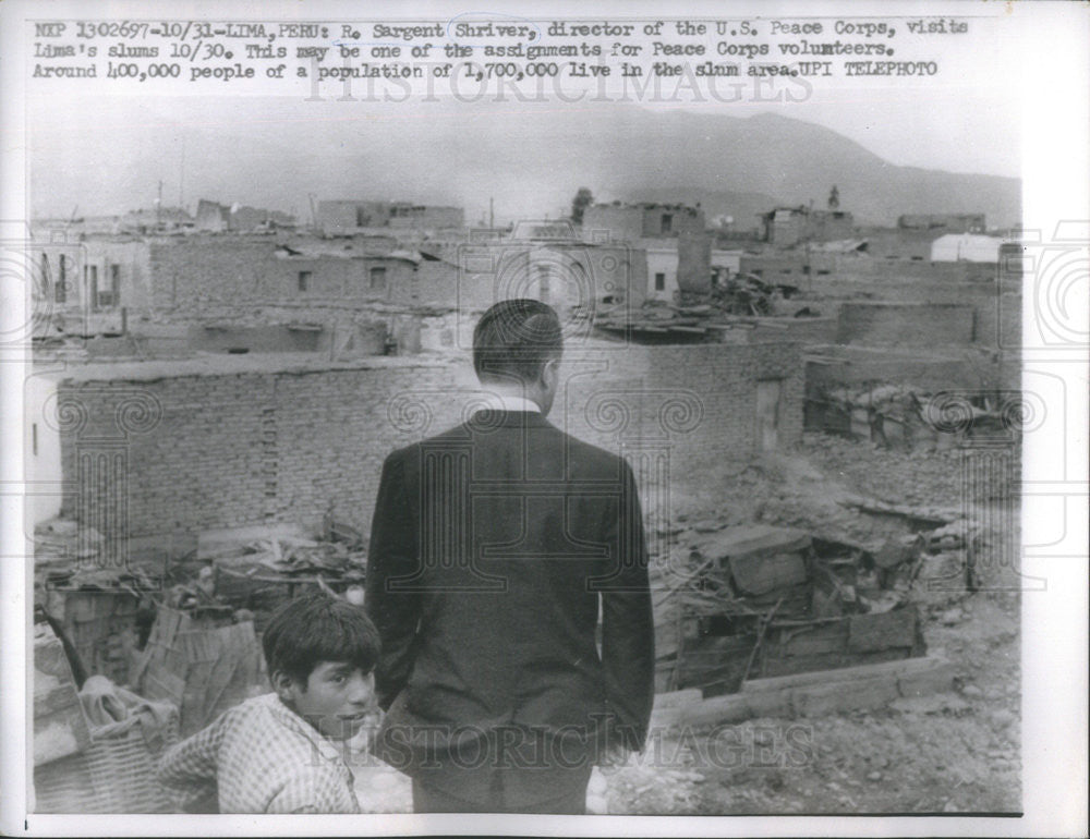 1961 Press Photo R.Sargent Shriver Dir. of U.S. Peace Corps visits Lima&#39;s Slums. - Historic Images