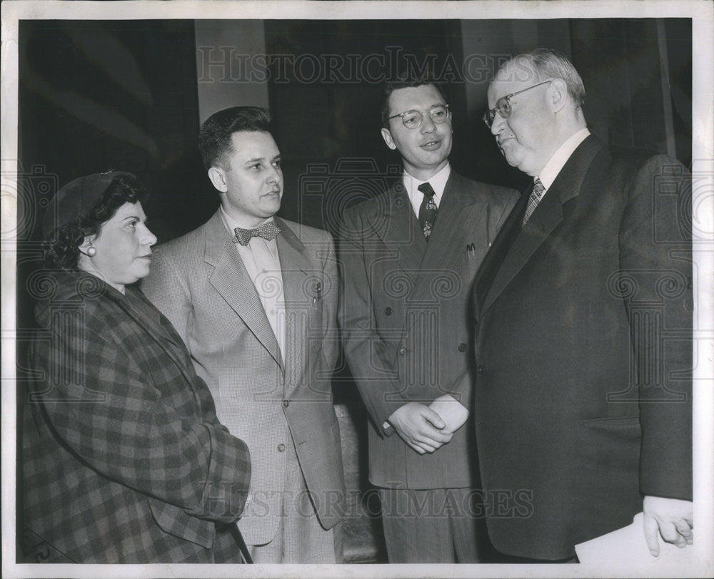 1952 Press Photo The Four Employees of Chicago Health Dept.Waiting at Jury Room. - Historic Images