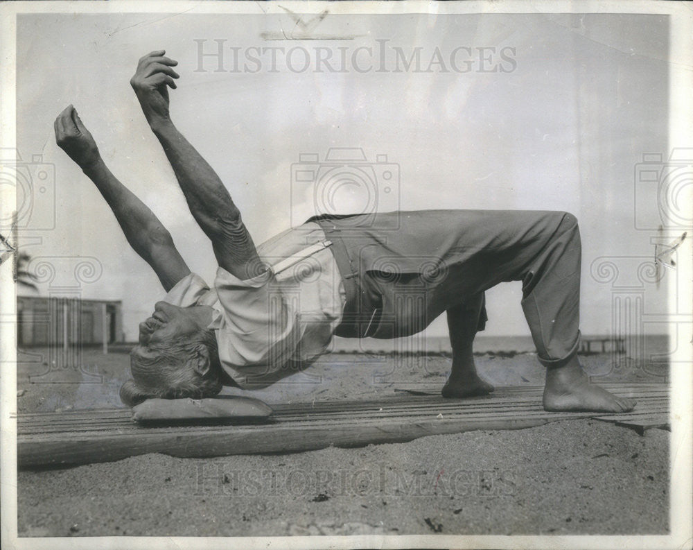1949 Press Photo Bernarr Macfadden Fitness Devotee Do Wresteler Bridge Exercise - Historic Images