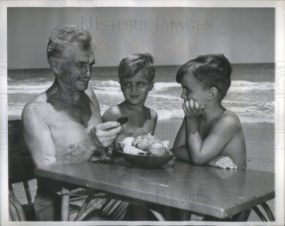 1944 Press Photo Macfadden Convince Guests That Salad Is Better Than Meat - Historic Images