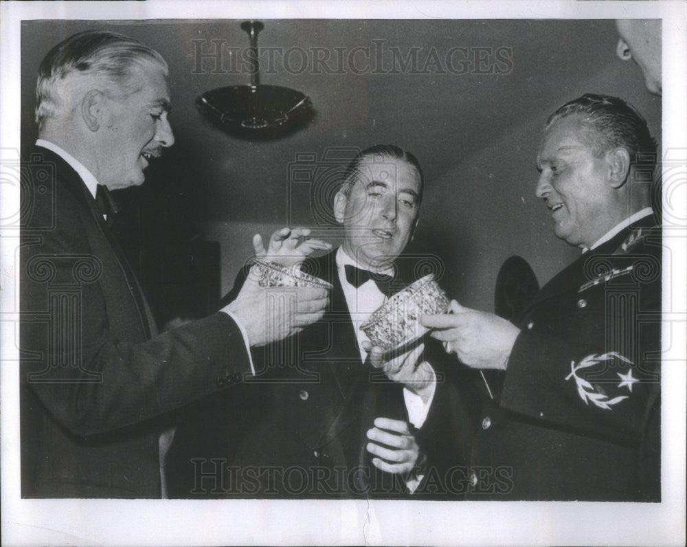 1952 Press Photo Brit Foreign Minister Anthony Eden And Marshal Tito At Farewell - Historic Images