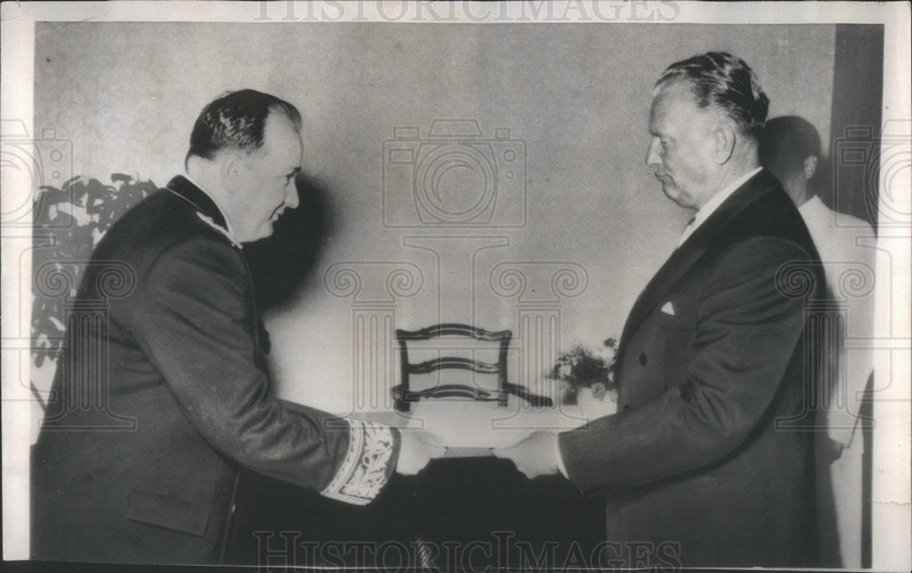 1953 Press Photo Yogoslavic Dictator Marshall Tito And Vasilije Valjkov - Historic Images