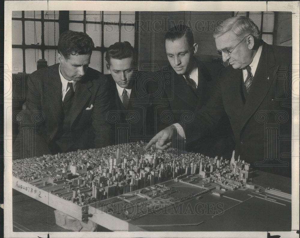 1939 Press Photo Lorenzen Viewing Downtown Portion Of Model Of City Of Chicago - Historic Images