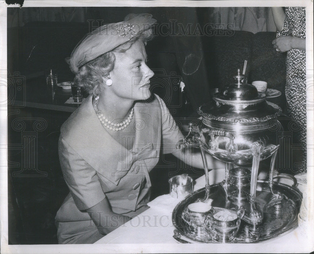 1960 Press Photo Socialite Mrs Gilbert Pellet Having Tea In Whitehall - Historic Images