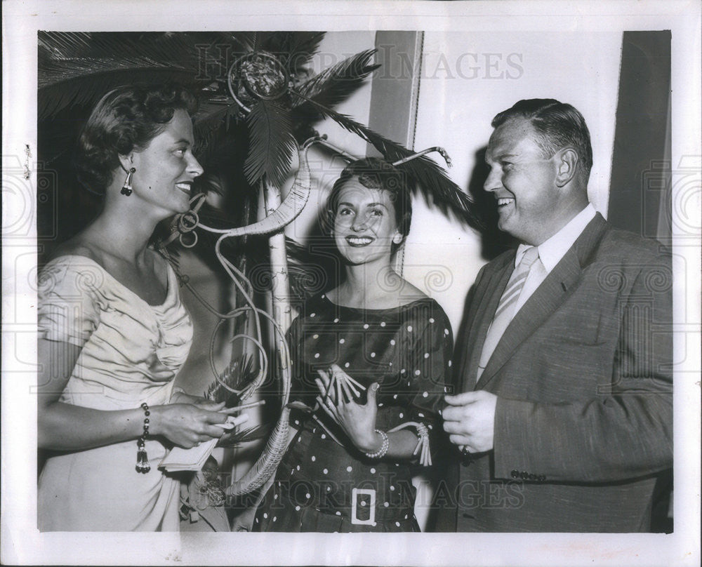 1955 Press Photo Mrs Gilbert S Pellet Cocktail Hour Conversation - Historic Images