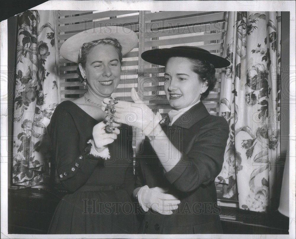 1955 Press Photo Mrs. Le Roy A. Smith &amp; Mrs. Warren G. Mosiman inspects bracelet - Historic Images