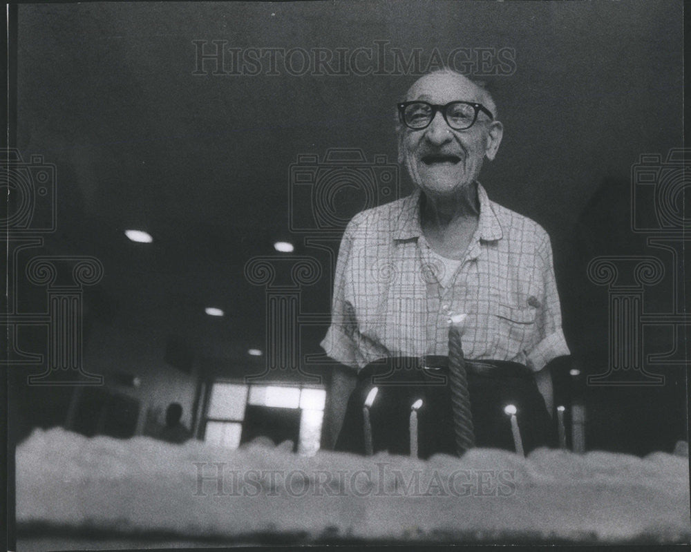 1974 Press Photo Former Boxer Max Moskowitz 103rd Birthday Drexel Aged Home - Historic Images