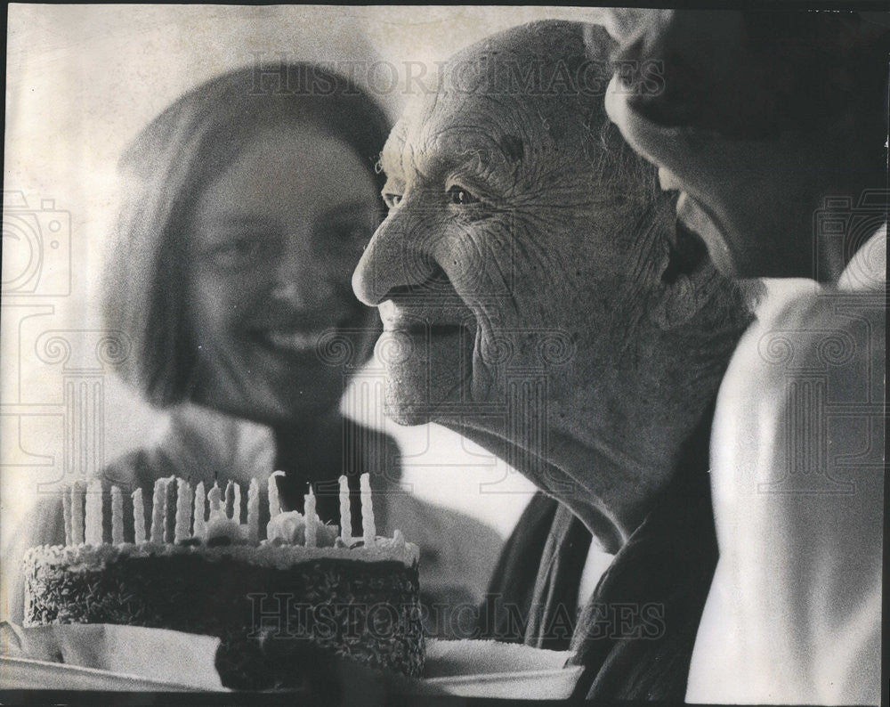 1973 Press Photo 103rd Birthday Party Max Moskowitz Blowing Out Candles - Historic Images