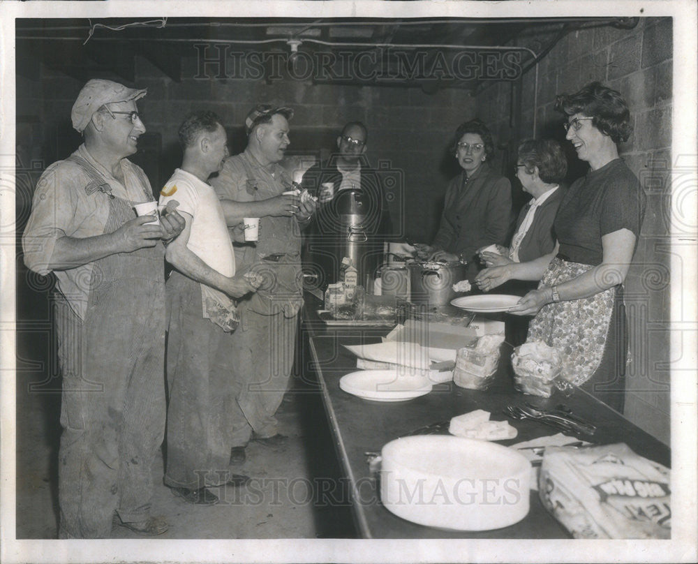 1962 Press Photo Perry Mosier Vittles Rig Garage - Historic Images