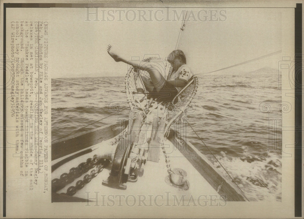 1976 Press Photo Danny Negley Relaxes in Net at Bowsprit on &quot;Yankee Peddler&quot; - Historic Images