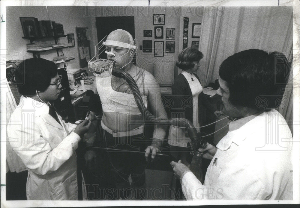 1977 Press Photo Cardiologist Noel Nequin Doing Tests Max Woftalik Heart Attacks - Historic Images