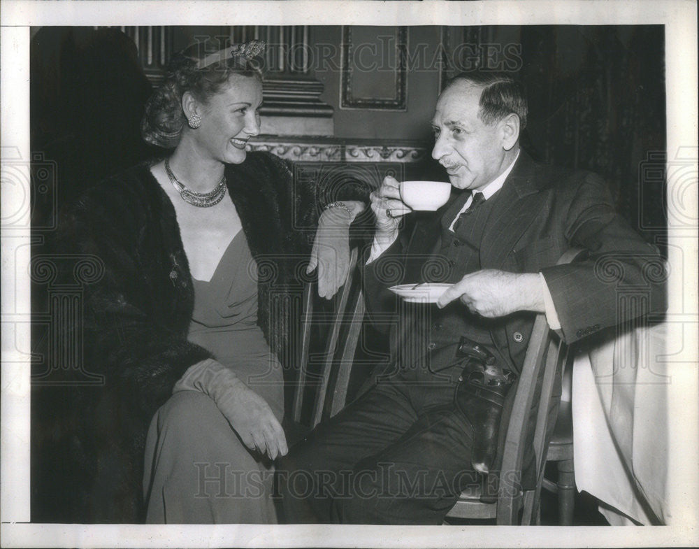 1945 Press Photo Fashion &amp; Fun Benefit Pictured Mrs Coardd Taylor &amp; Mr Edwards - Historic Images