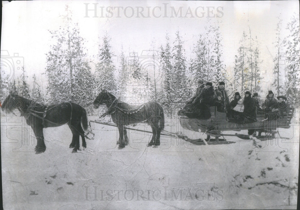 1961 Press Photo Photo Shows Mrs Belle Isaacs, her husband and baby in theYukon - Historic Images