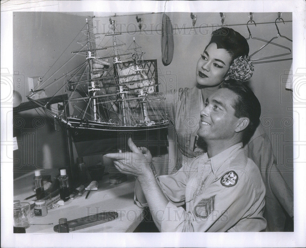 1955 Press Photo The Teahouse Of The August Moon Play Ray Parker Backstage Boat - Historic Images