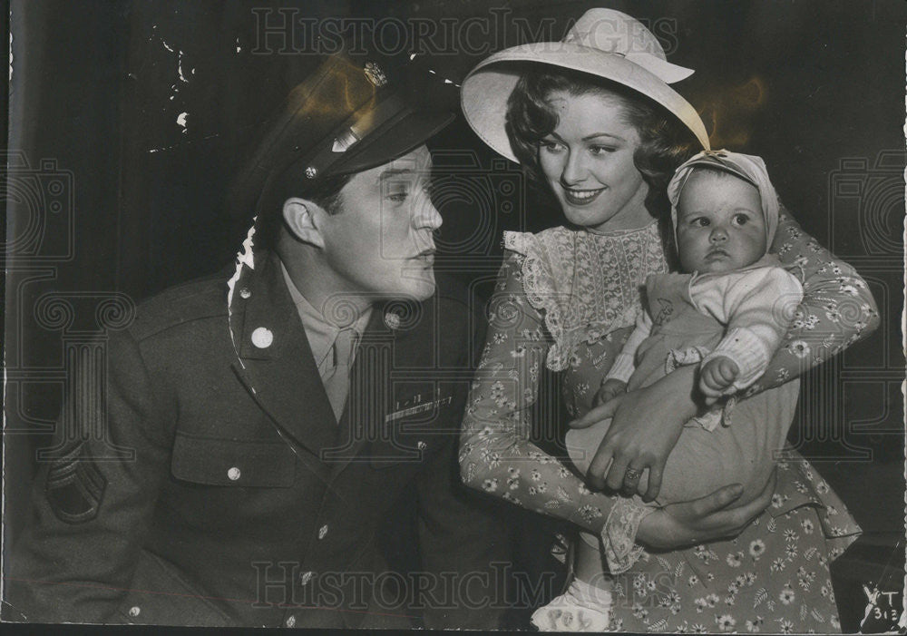 1944 Press Photo The Very Thought Of You FIlm Eleanor Parker Dennis Morgan Baby - Historic Images
