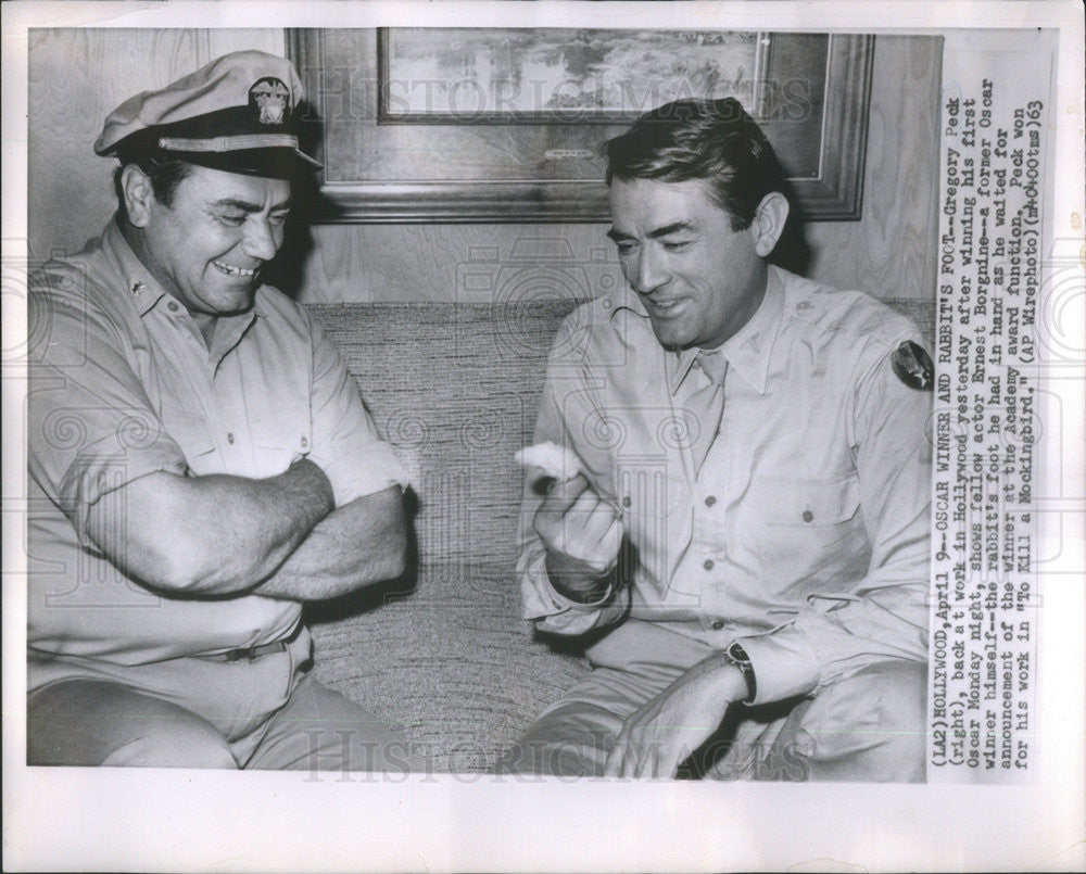 1963 Press Photo Gregory Peck Actor Ernest Borgnine Rabbits Foot Academy Awards - Historic Images