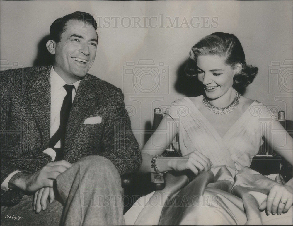 1957 Press Photo Gregory Peck Actor Lauren Bacall Actress Designing Woman Film - Historic Images