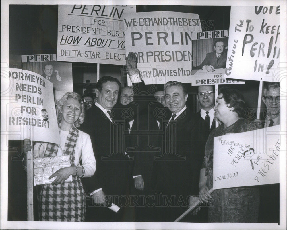 1965 Press Photo Maurice Perlin Campaign Signs Local 1031 Chicago Roman Pucinski - Historic Images