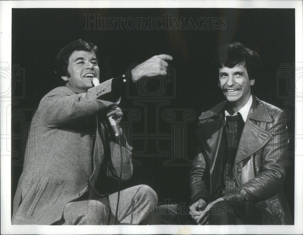 1976 Press Photo Entertainer Dick Clark Welcomes Ron Palillo American Bandstand - Historic Images