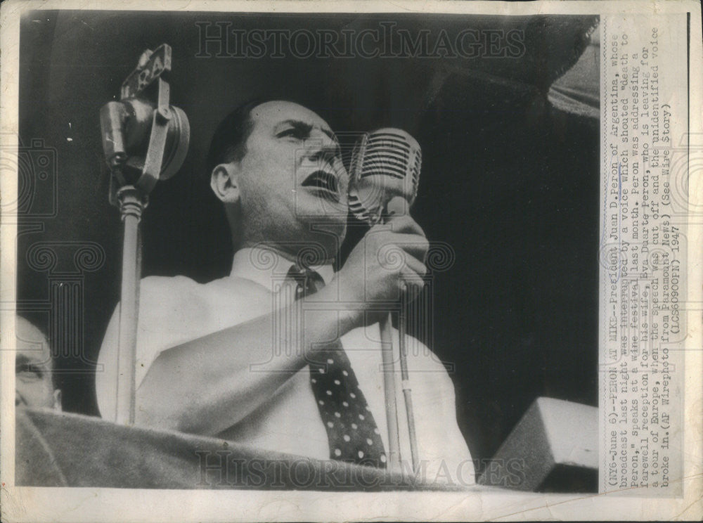 1947 Press Photo President Juan D. Peron Argentina Broadcast Speech Microphone - Historic Images