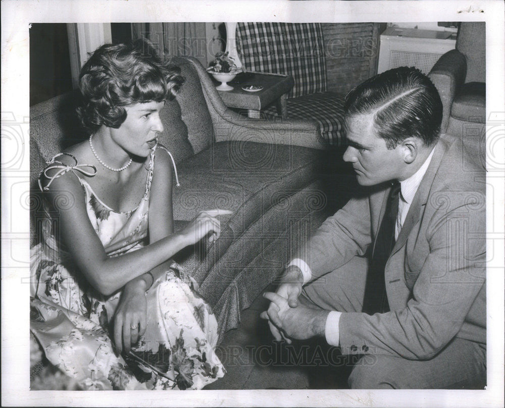 1960 Press Photo Mrss T Kirk Parrish III Talking with Jim Hayes - Historic Images