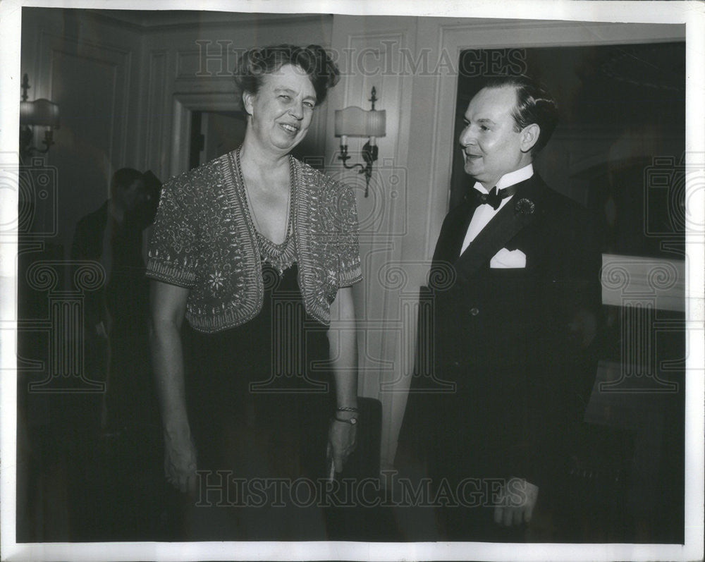 1940 Press Photo Willard Rutzen Greeting Eleanor Roosevelt Morrison Hotel - Historic Images